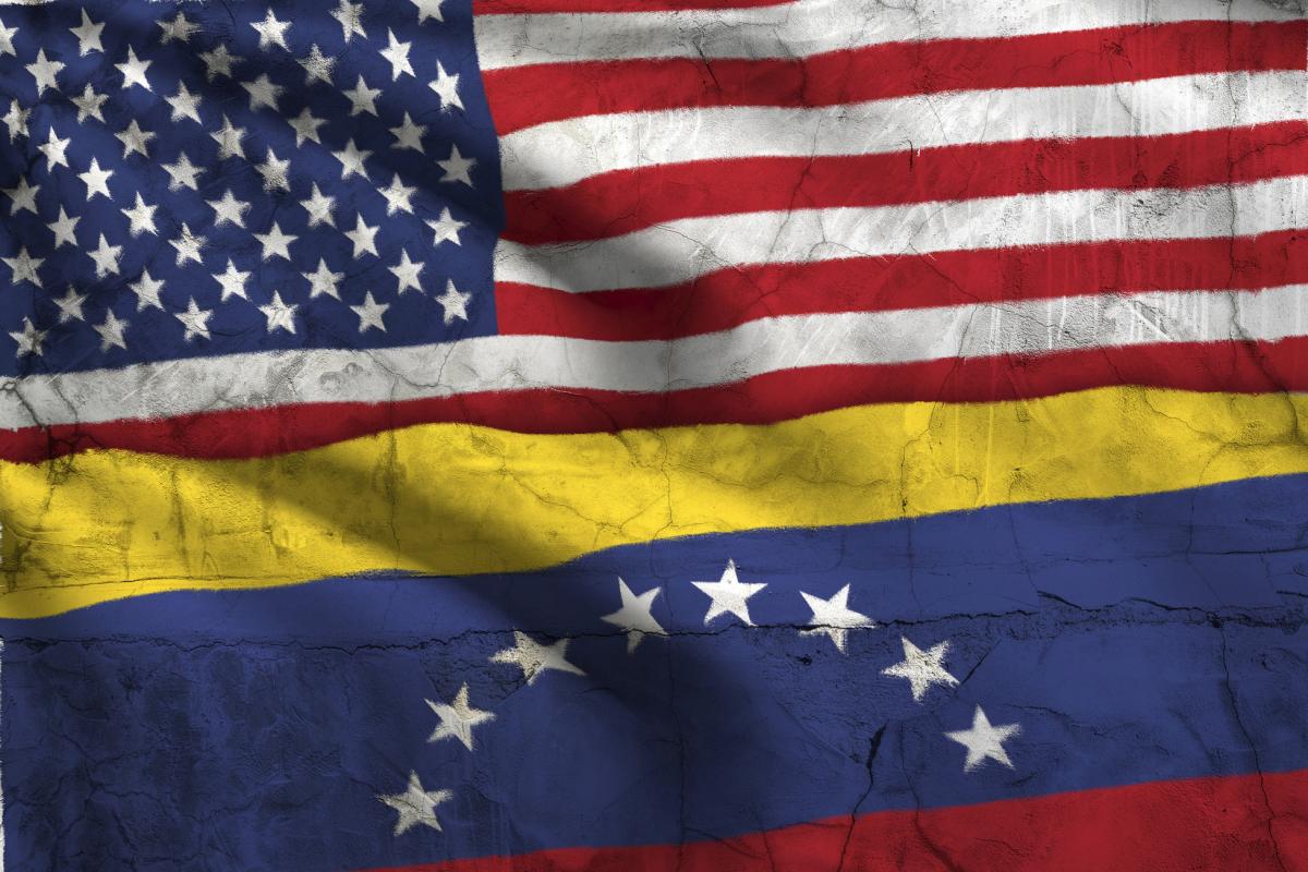Banderas de Estados Unidos y de Venezuela.