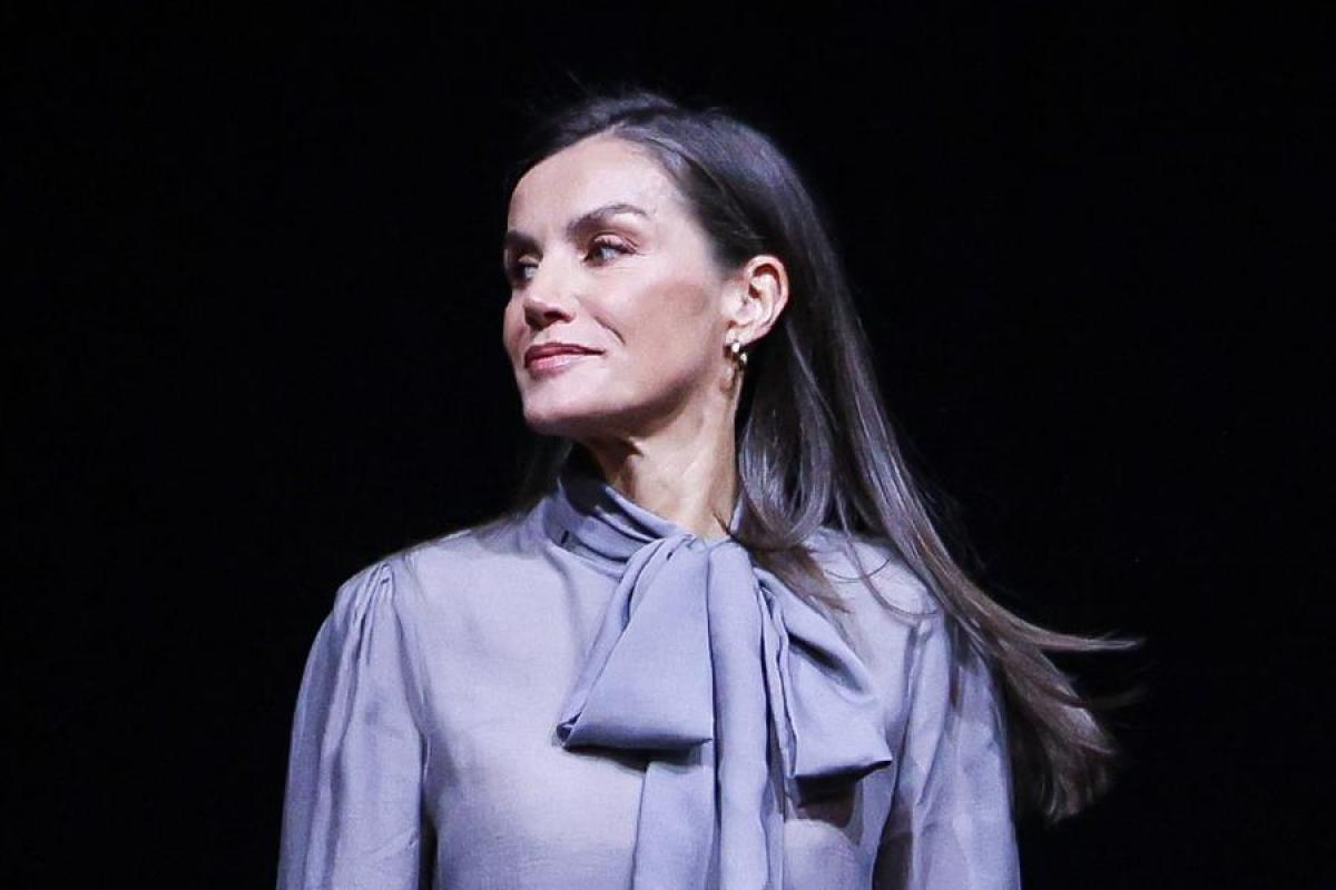 Letizia, con una blusa gris de Hugo Boss estrenada este año