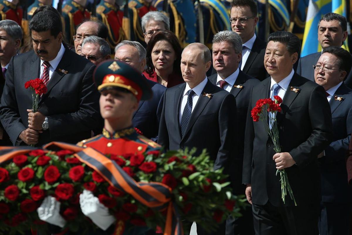 Nicolás Maduro, Vladimir Putin y Xi Jinping depositan justo a otros líderes flores en la Tumba del Soldado Desconocido durante el Día de la Victoria, el 9 de mayo de 2015, en Moscú (Rusia).