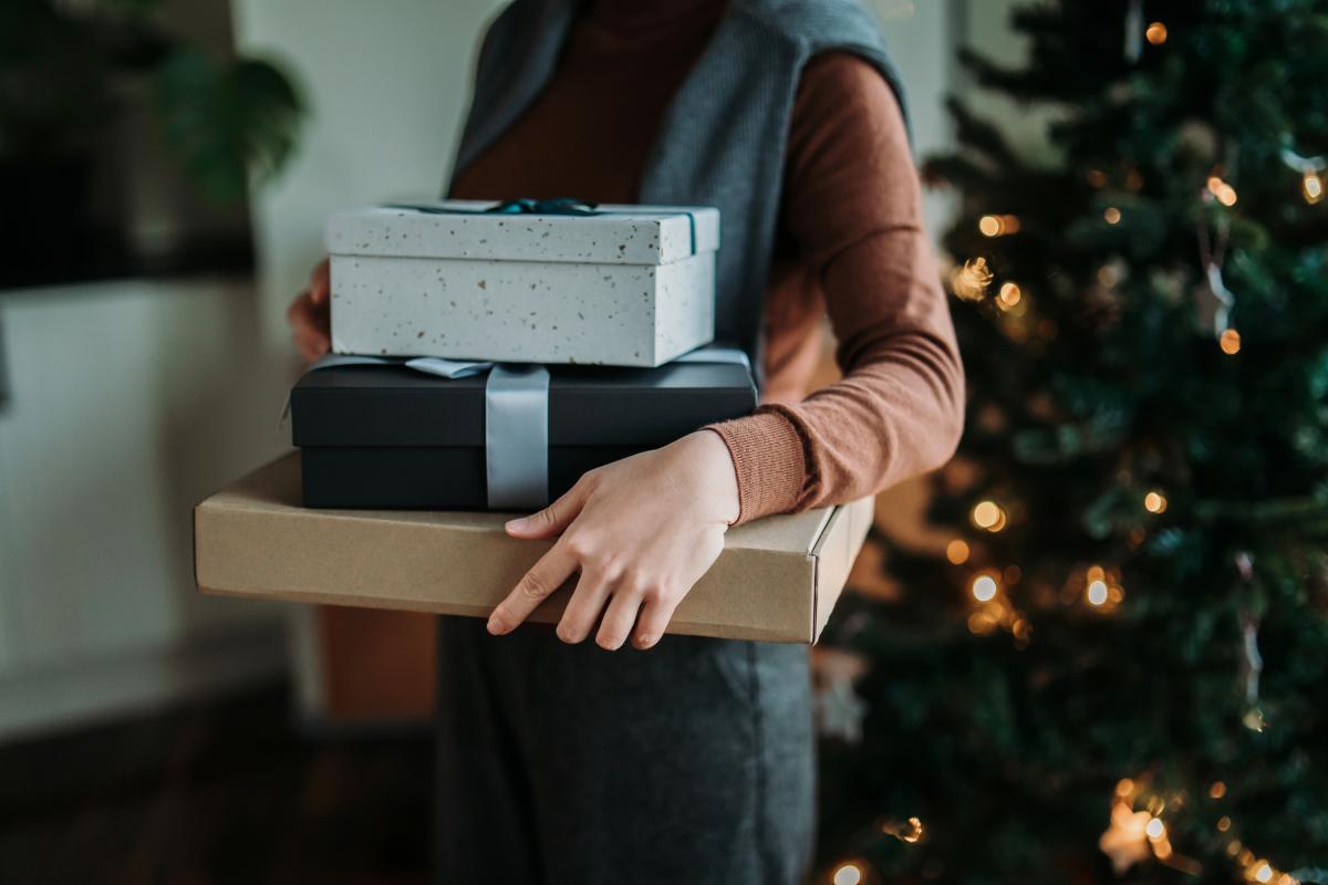 Una mujer con tres regalos en sus manos