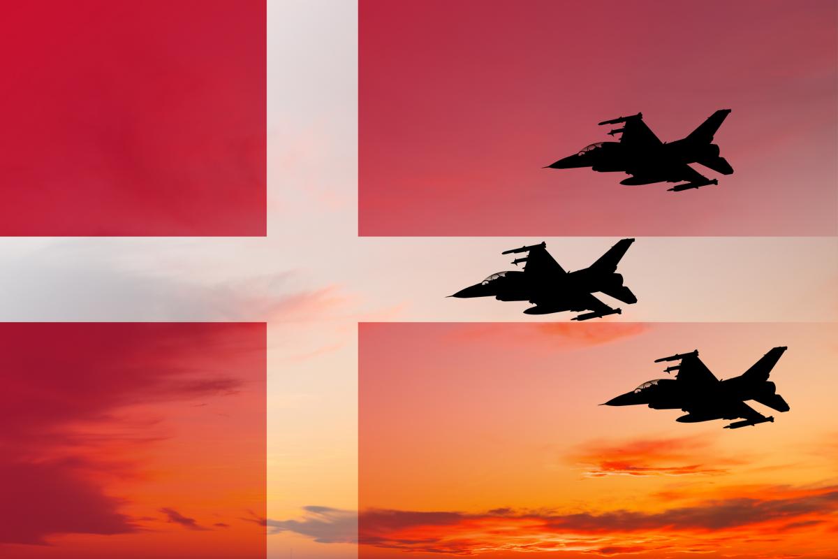 Aviones de combate sobre una bandera danesa
