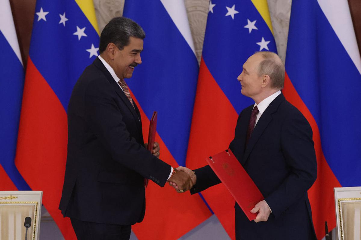 El hasta ahora presidente venezolano, Nicolás Maduro, estrecha la mano de su homólogo ruso, Vladimir Putin, en su última visita a Moscú, el 7 de mayo de 2025.