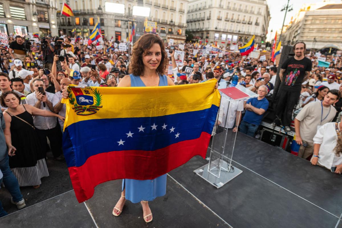 Isabel Díaz Ayuso, con una bandera de Venezuela