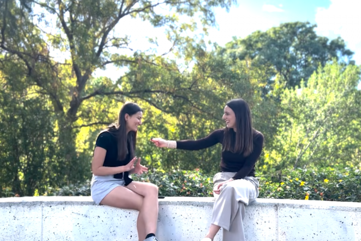 Sara junto a Amandine en Valencia.