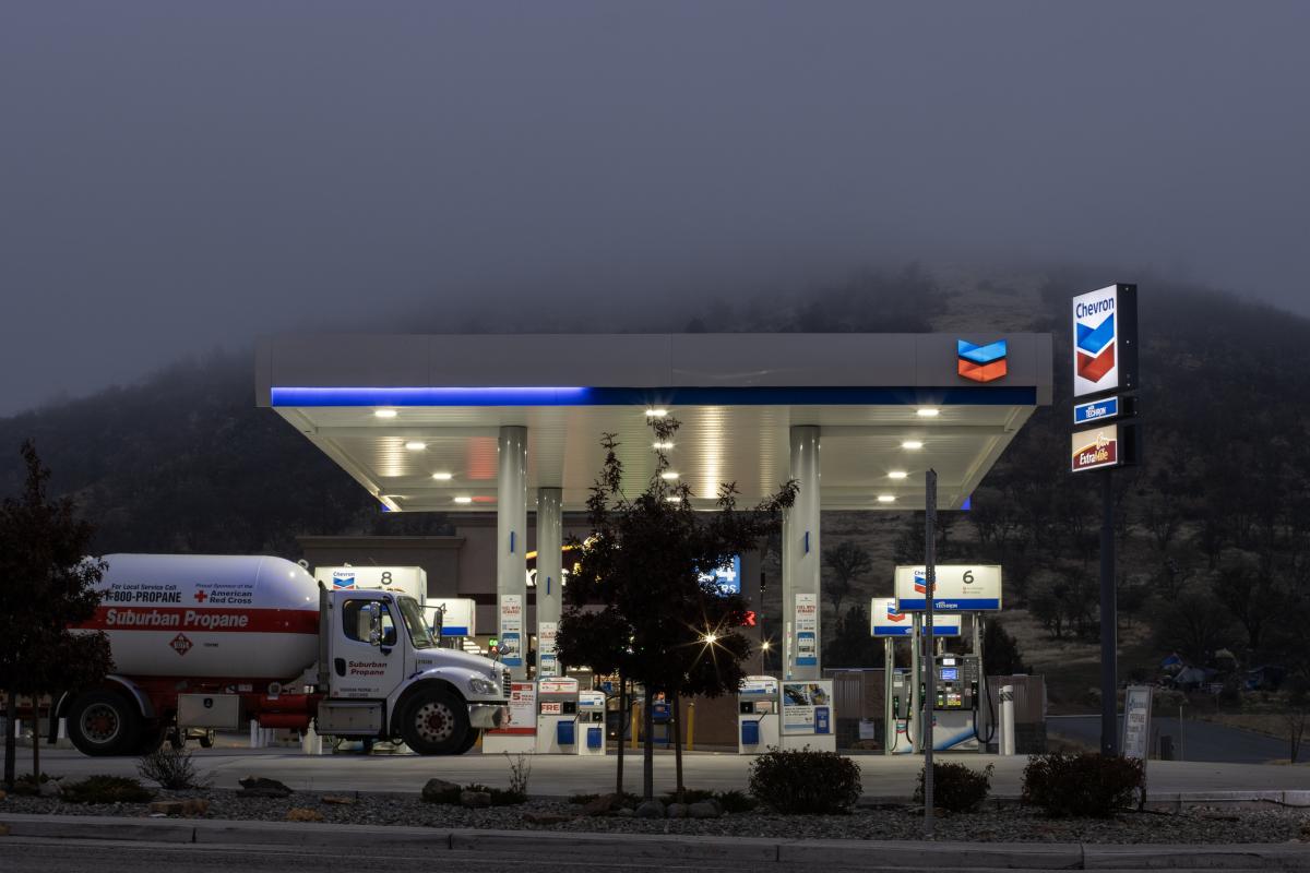 Una gasolinera Chevron en Yreka, California, en una imagen de noviembre de 2024.