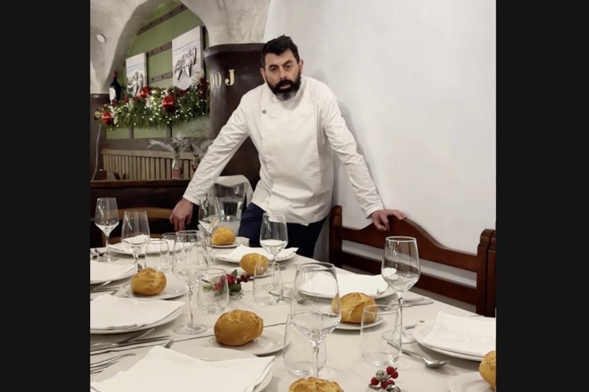 El hostelero de La Costera Asador en un vídeo de TikTok.