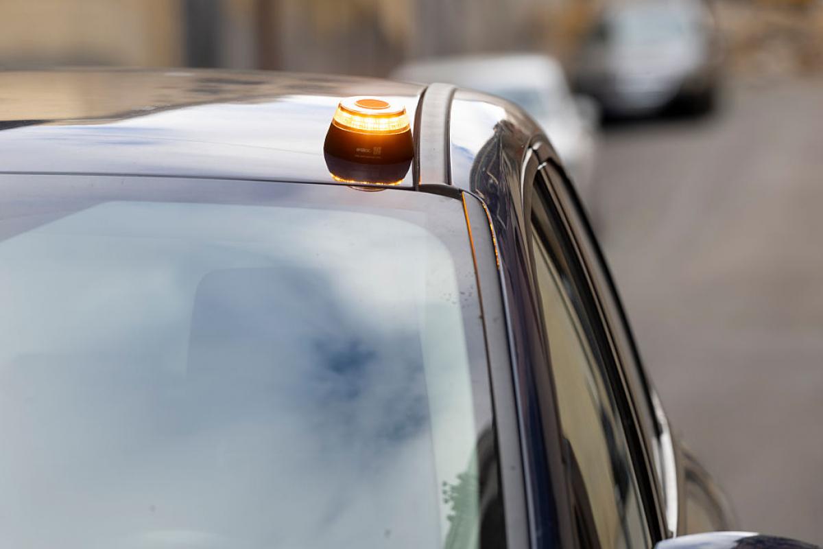 Una baliza V16 activada sobre un coche.