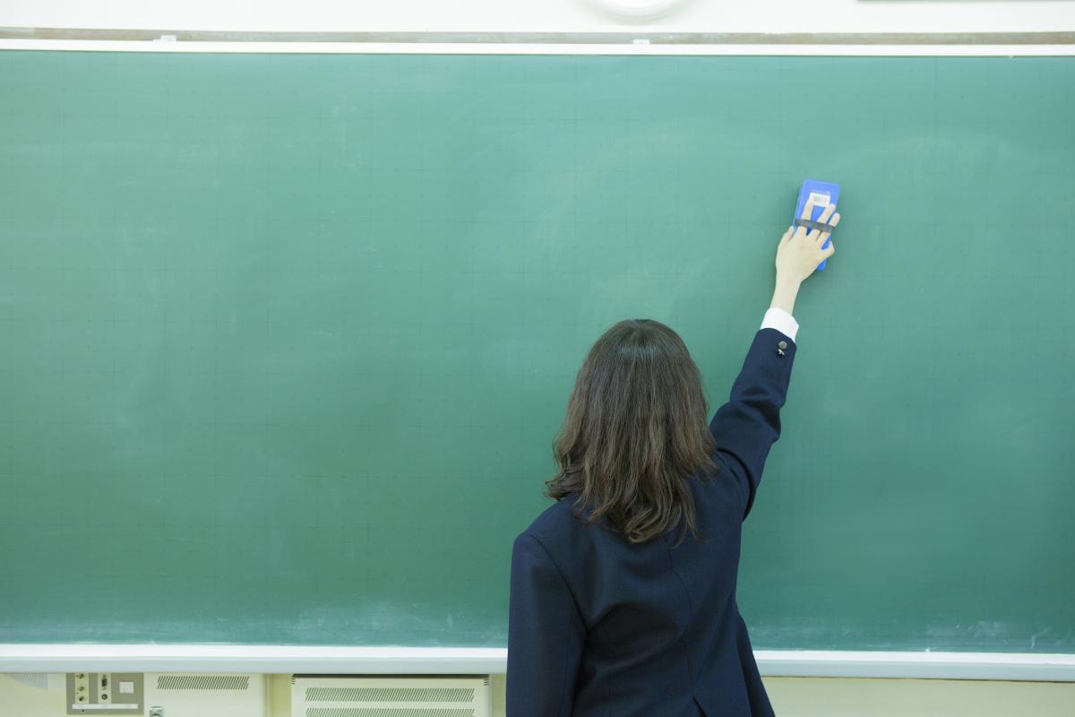 Una profesora borrando la pizarra de un colegio, en una imagen de archivo