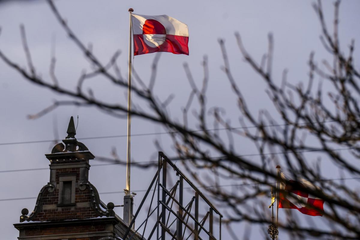 La bandera groenlandesa Erfalasorput ondea en el Castillo Tivoli en Copenhague, Dinamarca, el 8 de enero de 2026.