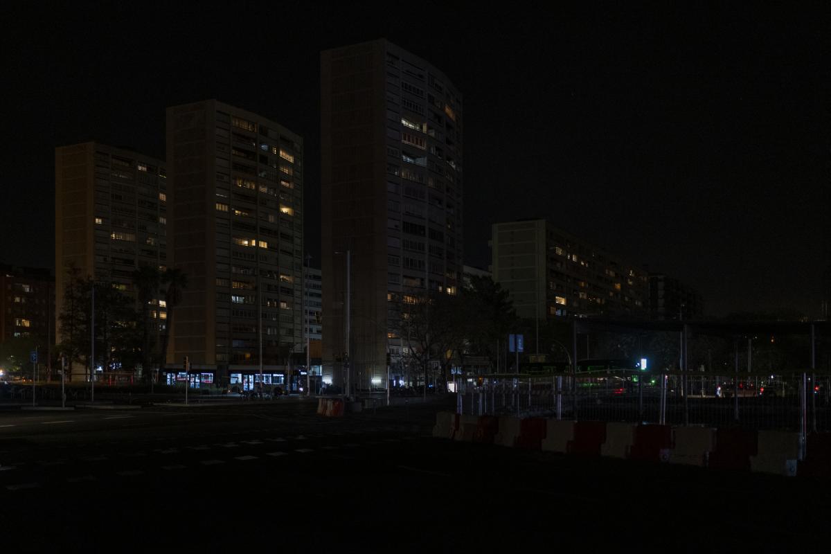 Imagen de varios edificios de Barcelona a oscuras a causa del apagón que golpeó a España en abril de 2025