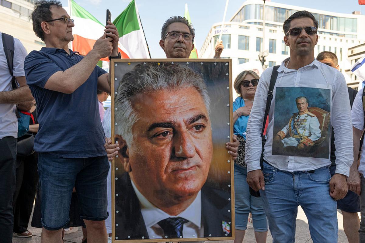 Unos manifestantes sostienen un retrato de Reza Pahlavi en una marcha por el cambio en Irán, 28 de junio de 2025 en Hesse (Alemania).