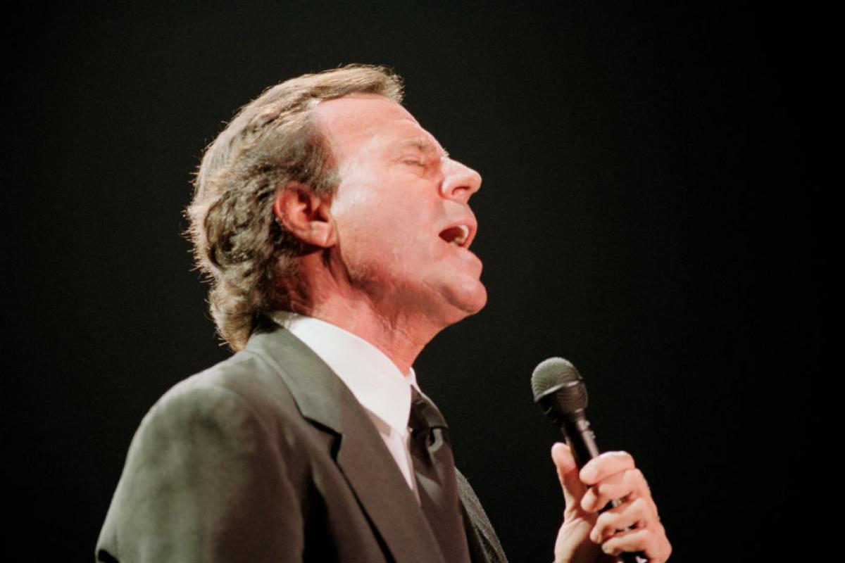 El cantante Julio Iglesias, en un concierto en Wembley en 1995.