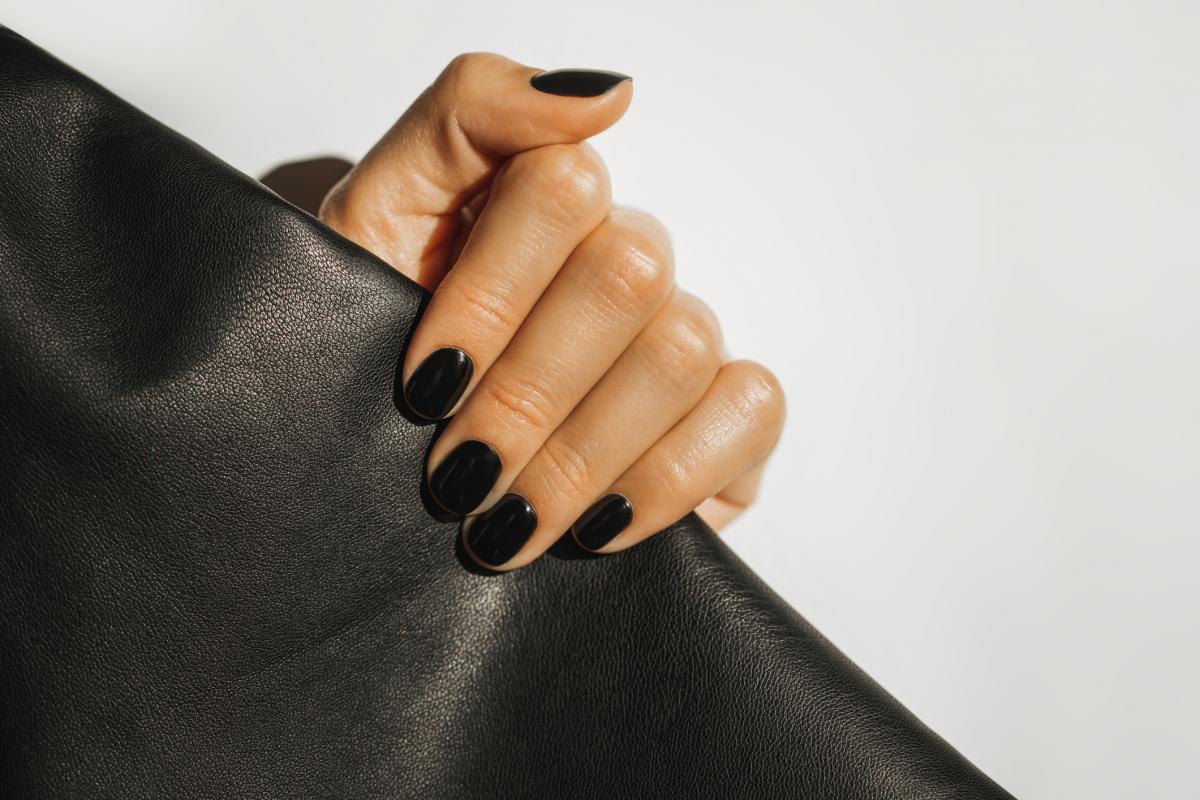 Una mujer con una manicura negra