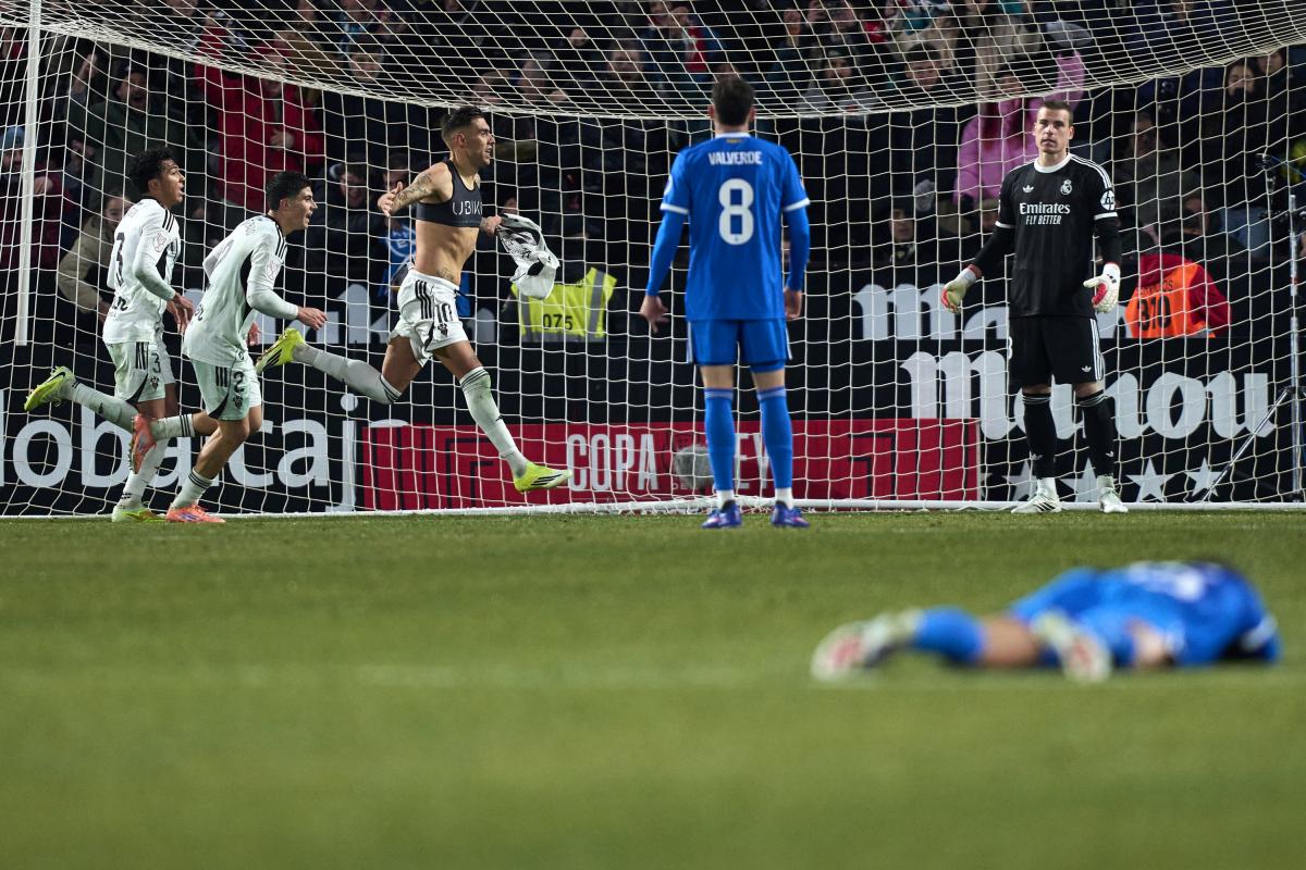 El jugador Jefte Betancor´, del Albacete Balompié, celebra el gol que les dio la victoria ante el Rey Madrid, apeado de la Copa del Rey en el debut del entrenador Álvaro Arbeloa.