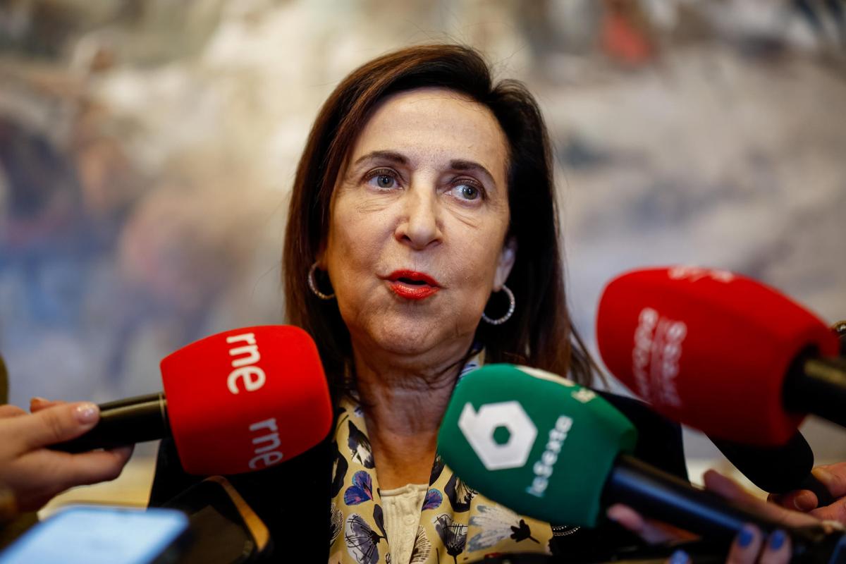 MADRID, 14/01/2026.- La ministra de Defensa, Margarita Robles, atiende a los medios en el marco del acto en la que ha condecorado a cuatro alcaldes de la dana y a cinco militares por su labor en los incendios, este miércoles, en el Cuartel General del Ejército de Tierra, en Madrid. EFE/ Daniel González