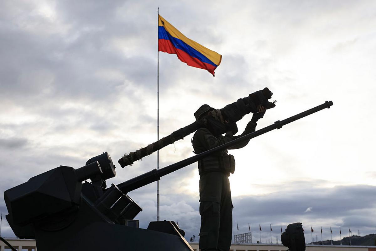 Un miembro de la Fuerza Armada Nacional Bolivariana (FANB) sostiene un lanzacohetes "Igla-S" durante una ceremonia militar, el 25 de noviembre de 2025 en Caracas.
