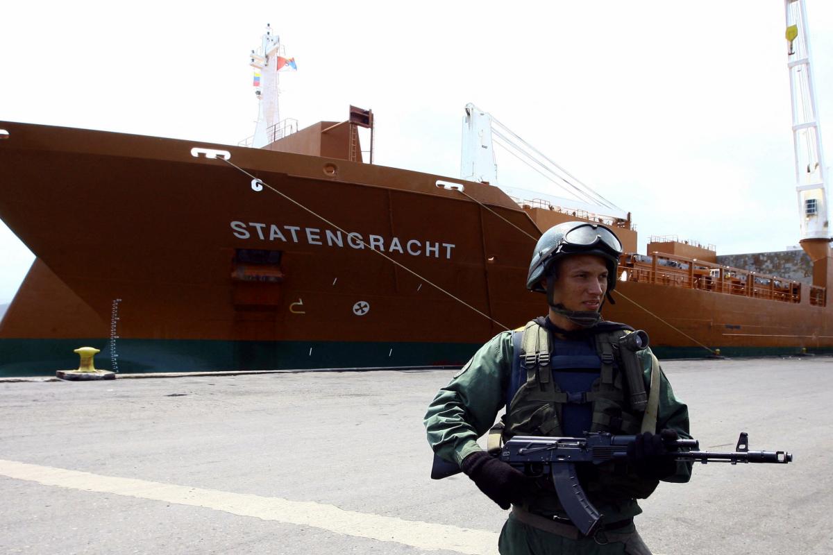 Un soldado del ejército venezolano, en el muelle de Puerto Cabello, después de tomar el control del puerto en el estado central de Carabobo, el 21 de marzo de 2009.