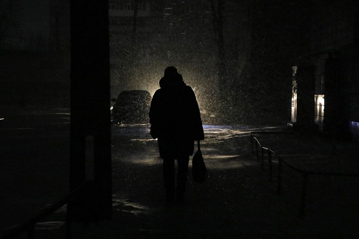 Una mujer camina por una calle durante un corte de electricidad causado por un ataque ruso en Kiev (Ucrania), el 9 de enero de 2026.