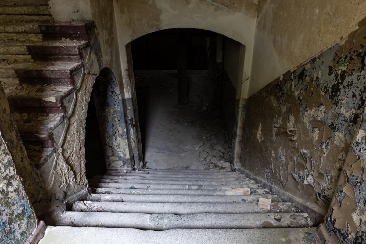 Espacio subterráneo degradado, similar al tipo de alojamiento que alquilaban en Marsella.
