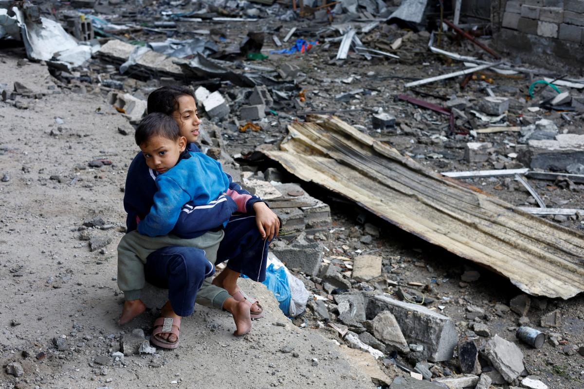 Unos niños palestinos, entre los escombros de una vivienda atacada por Israel en el centro de la franja de Gaza, el 9 de enero de 2026.
