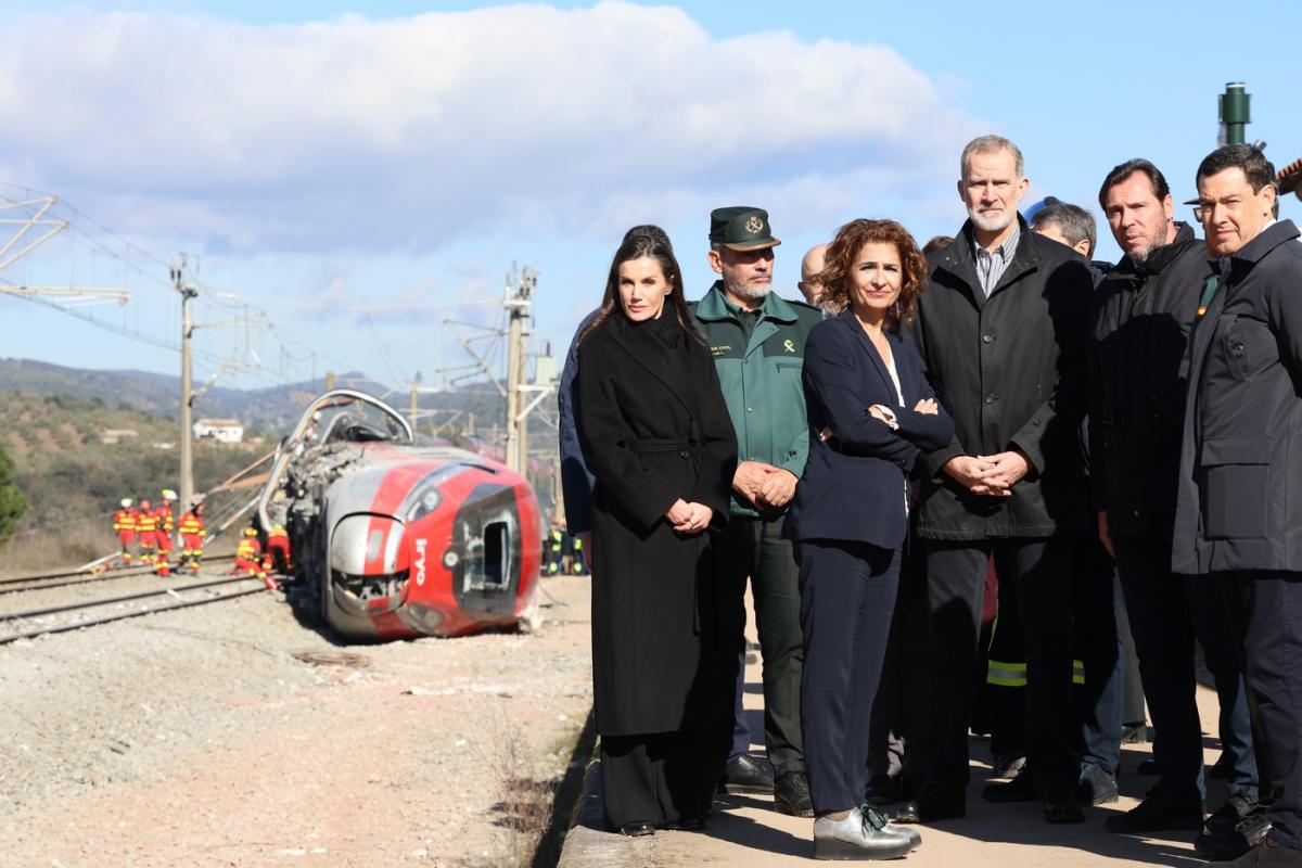 Felipe VI, Letizia, María Jesús Montero, Óscar puente y Juanma Moreno en la zona del accidente ferroviario.