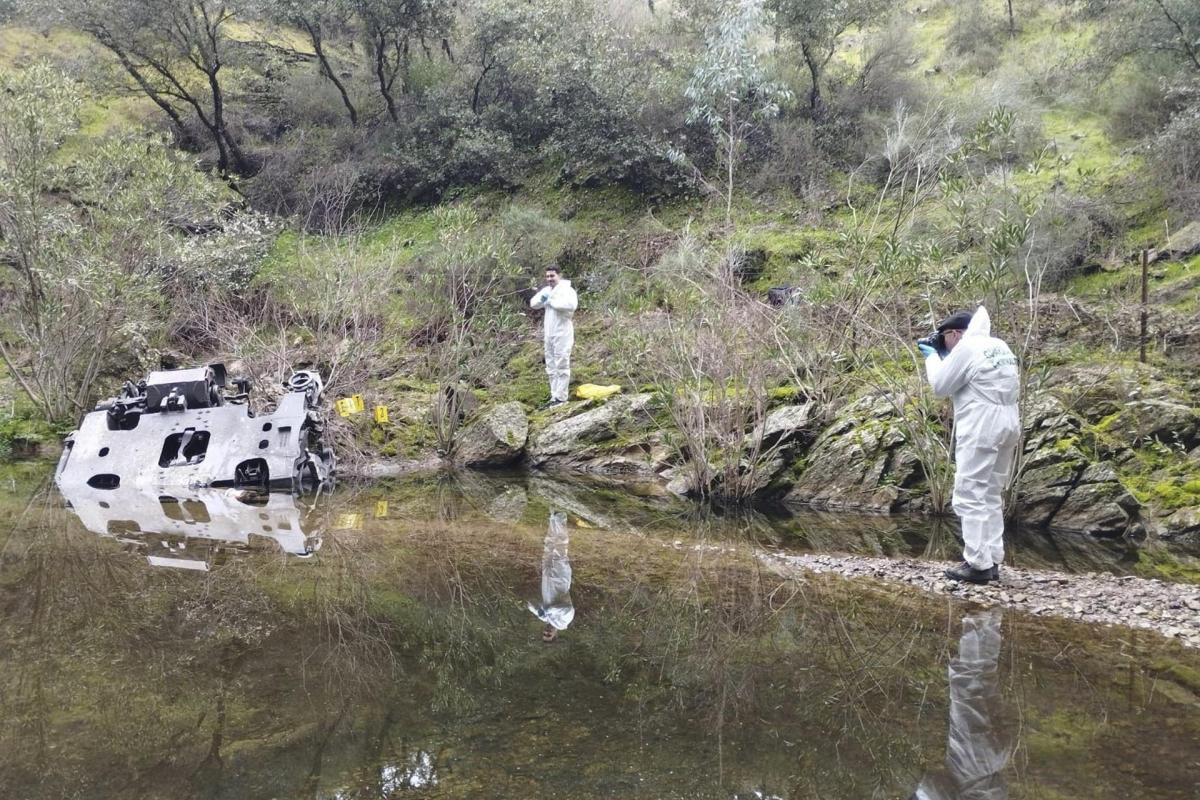 La pieza de uno de los trenes siniestrados en Adamuz que ha aparecido en las proximidades del accidente en el que han perdido la vida 43 personas.