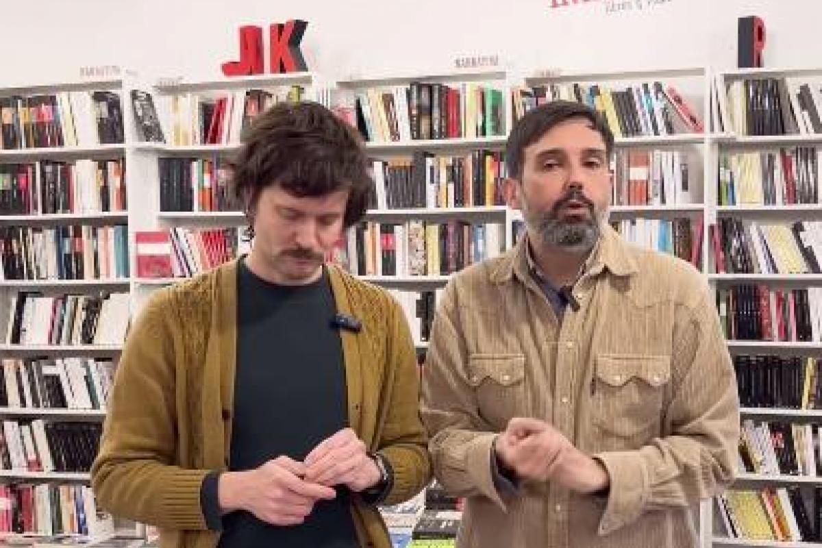 Los dueños de la librería Tipos Infames en el vídeo en el que han anunciado su cierre.