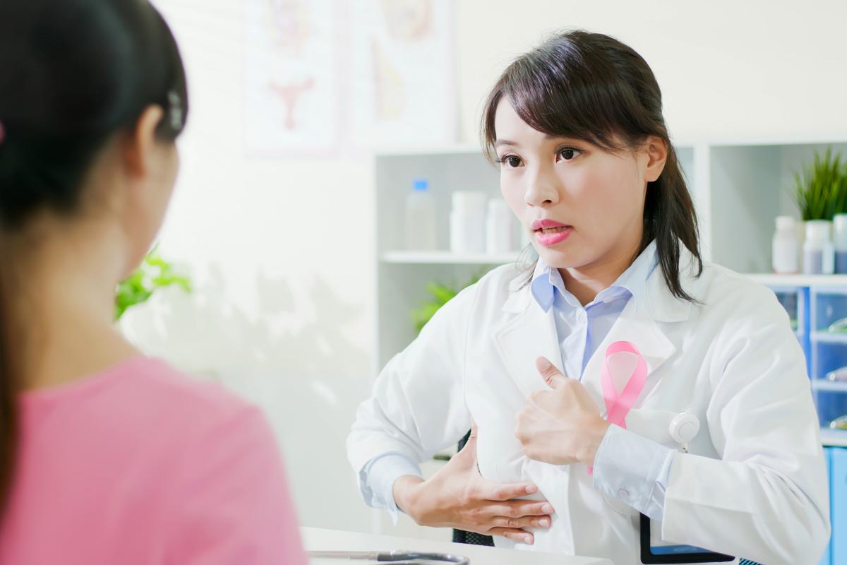 Oncóloga en consulta médica.