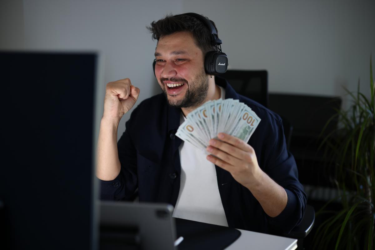 Un hombre celebrando que le ha tocado la lotería.