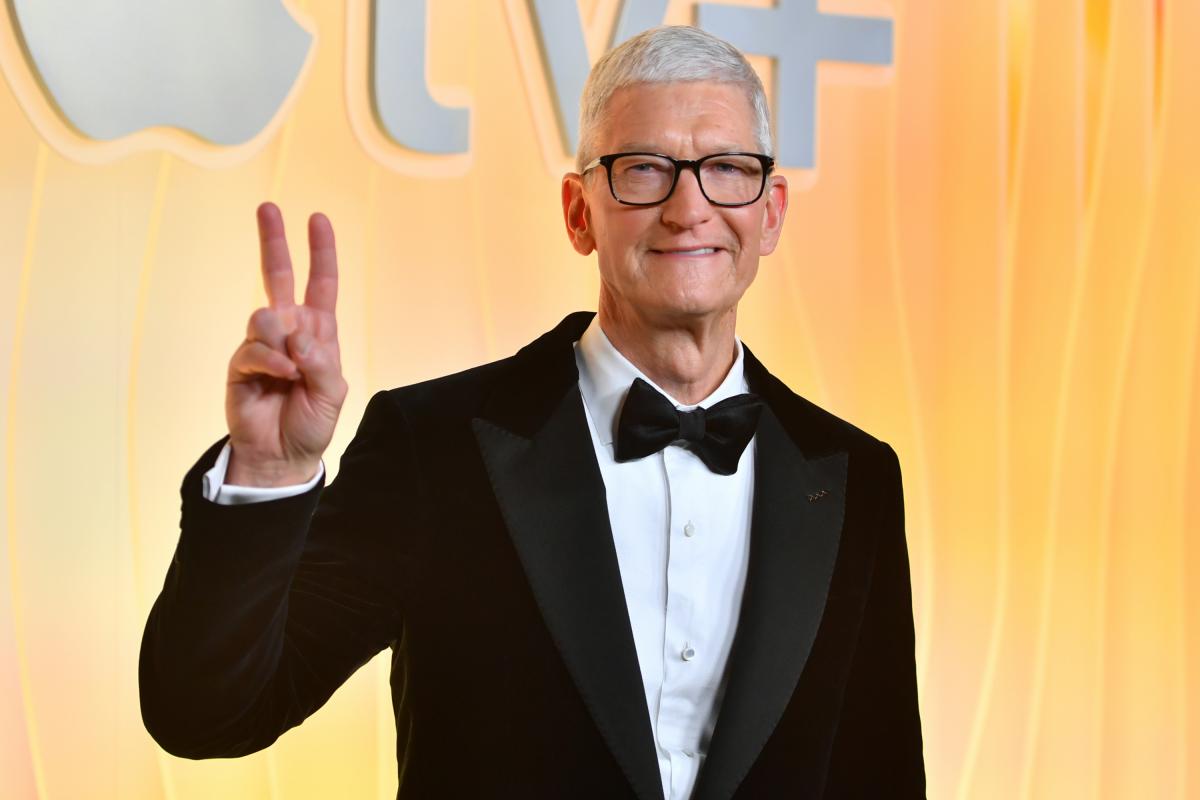El CEO de Tim Cook, feliz, igual por lo que está por venir.