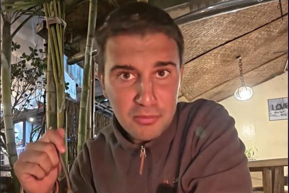 Guille Fletes prueba comida española en un restaurante de Pokhara (Nepal) durante su viaje por Asia.