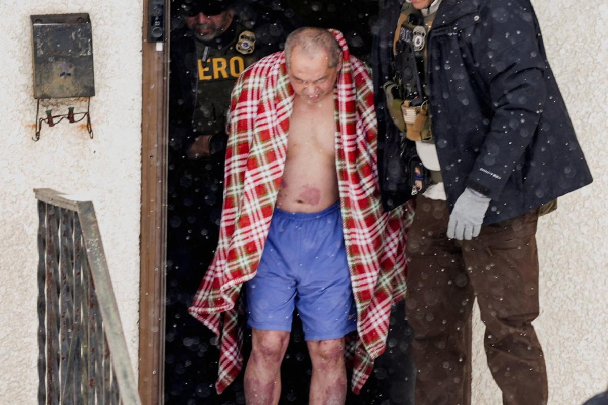 Un hombre, cuya familia solicitó un intérprete hmong, es detenido por el ICE en su propia casa, en St. Paul, Minnesota, el 18 de enero de 2026