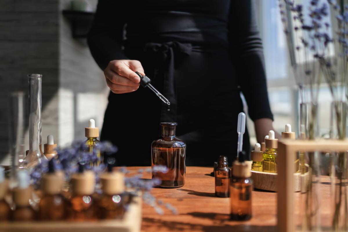 Una perfumista en una imagen de archivo