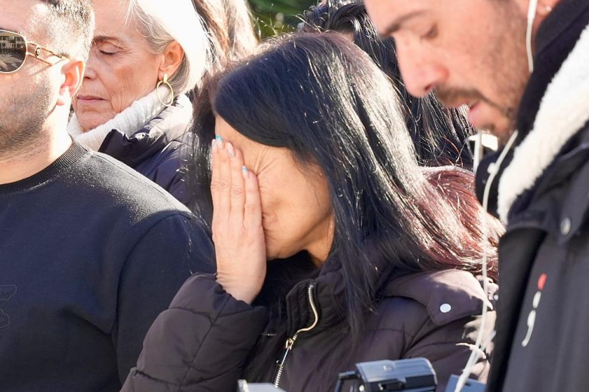 Una vecina de Punta Umbría se emociona durante los cinco minutos de silencio en memoria de las personas fallecidas en el accidente del tren de Adamuz.