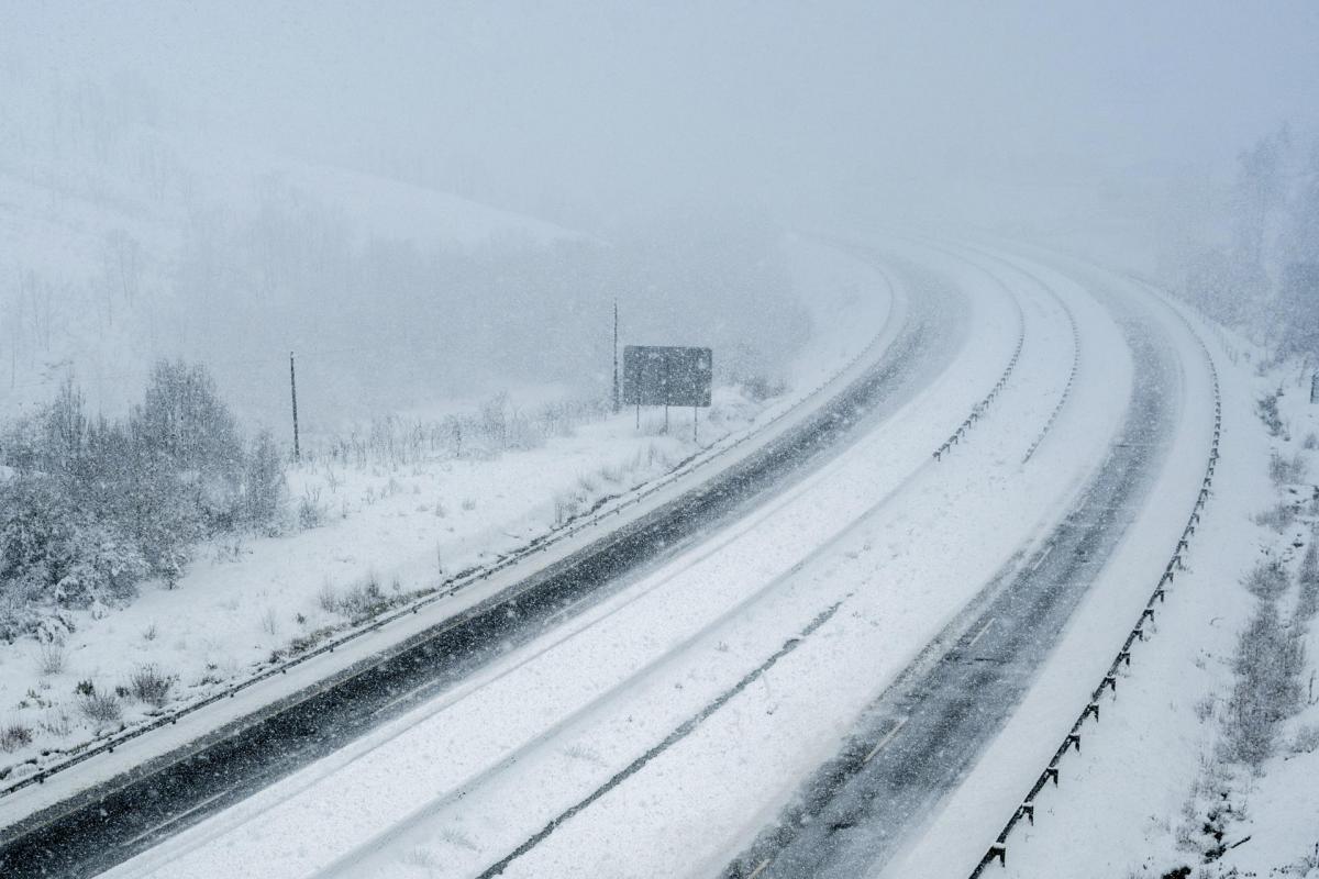 FOTODELDÍA A GUDIÑA (OURENSE), 23/01/2026.- Fotografía de la Autovía A-52, cubierta de nieve en el municipio de A Gudiña (Ourense). MeteoGalicia activó el aviso naranja en todo el territorio provincial, vigente hasta la madrugada del sábado, ante la previsión de nevadas generalizadas que podrían descender por debajo de los 300 metros debido a la borrasca Ingrid. EFE/Brais Lorenzo