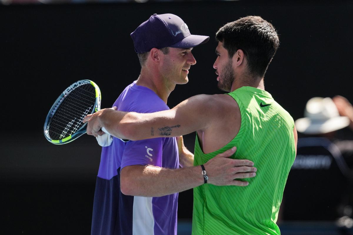 Tommy Paul y Carlos Alcaraz, al final del partido de cuarta ronda en Open de Australia.