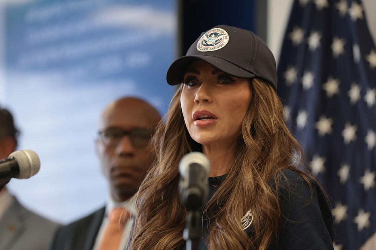 La secretaria del Departamento de Seguridad Nacional de EEUU, Kristi Noem, en una conferencia de prensa, el 5 de mayo de 2025 en Los Ángeles.