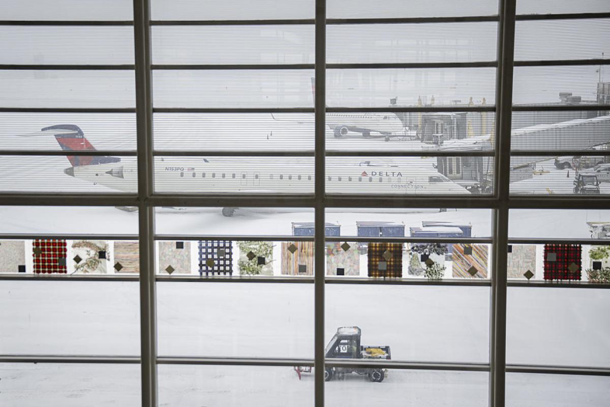 na potente tormenta de nieve azota el principal aeropuerto de Washington DC, en Estados Unidos, el 25 de enero de 2026.