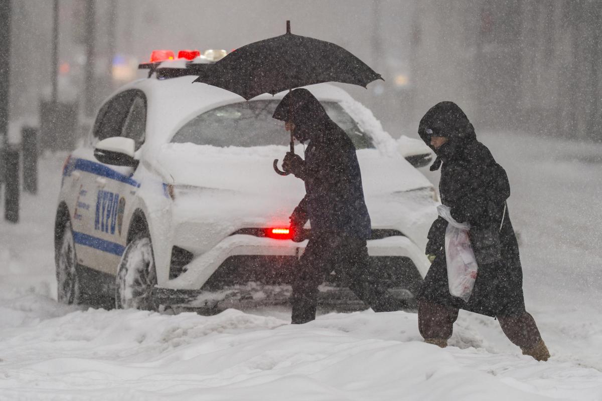 Personas caminan durante una fuerte nevada, en Manhattan (Nueva York, Estados Unidos), el 25 de enero de 2026.