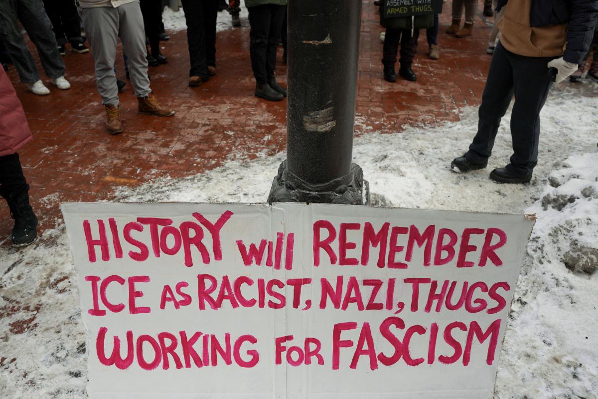 Protesta en por la muerte de Renee Nicole Good, el 20 de enero de 2026, en Minneapolis, (Minnesota). En la pancarta se lee: "La Historia recordará al ICE como racista, nazi, matones trabajando para el fascismo".