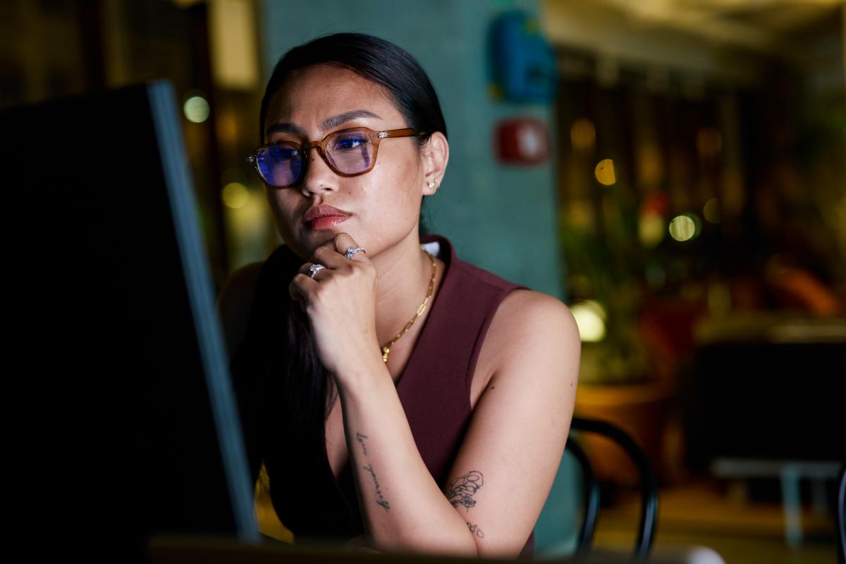 Una mujer concentrada en frente de un ordenador, en una imagen de archivo.
