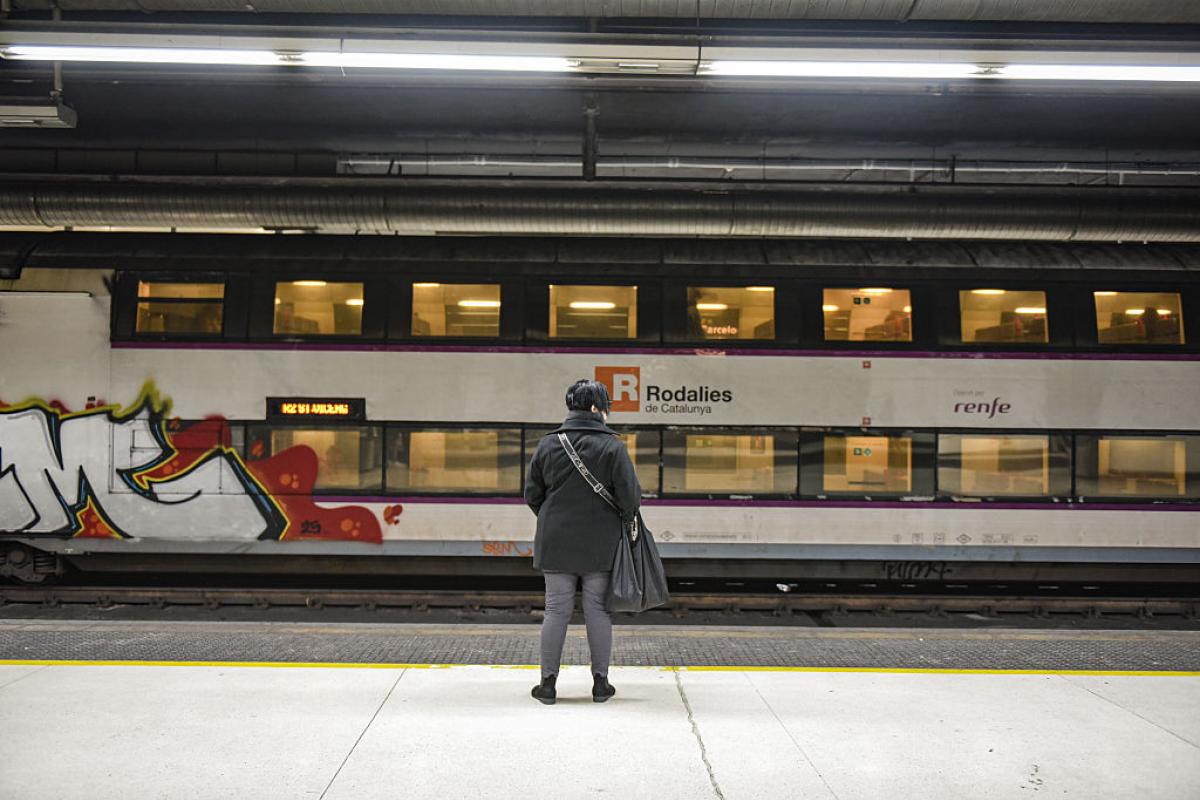 Viajeros toman un tren de Rodalies en la estación de Sants, el 23 de enero de 2026, en Barcelona.