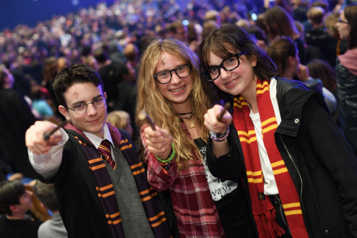 Tres jóvenes disfrazados de Harry Potter, el mago que conquistó a una generación.