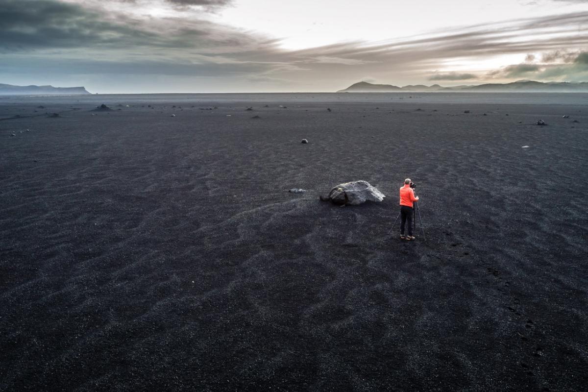 Un fotógrafo retrata el paisaje de arena negra en el volcán Katla, en Islandia.