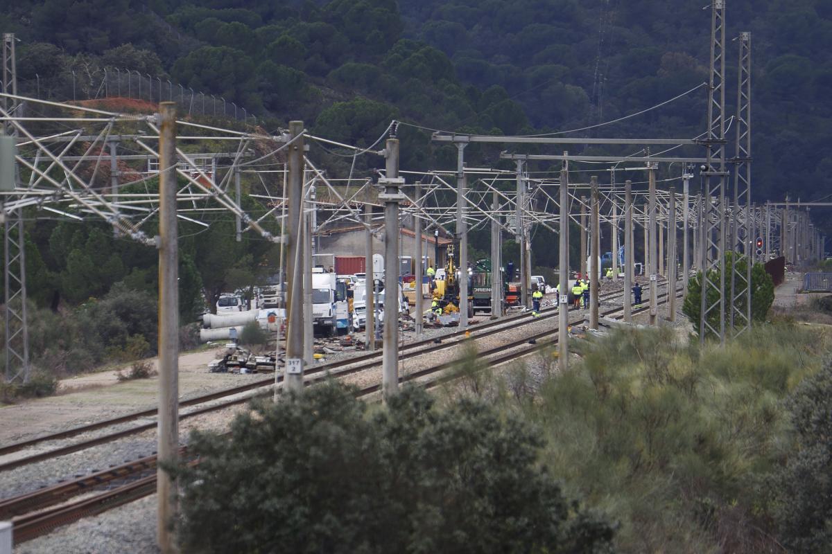 Vista este lunes de las vías, donde se encontraba el Iryo, despejadas tras la retirada de los vagones siniestrados en Adamuz (Córdoba).