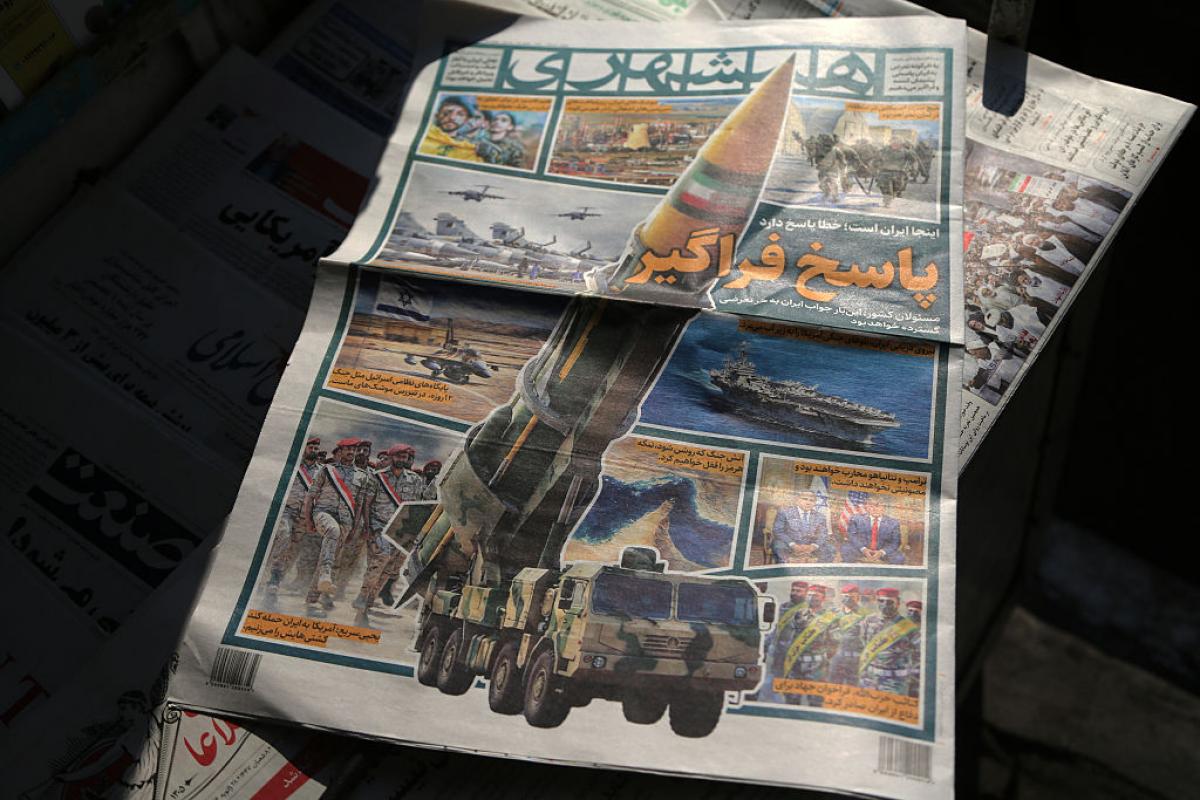 Periódicos de Teherán, haciendo gala del poderío armado de Irán ante la amenaza de ataque por parte de EEUU, el 28 de enero de 2026.