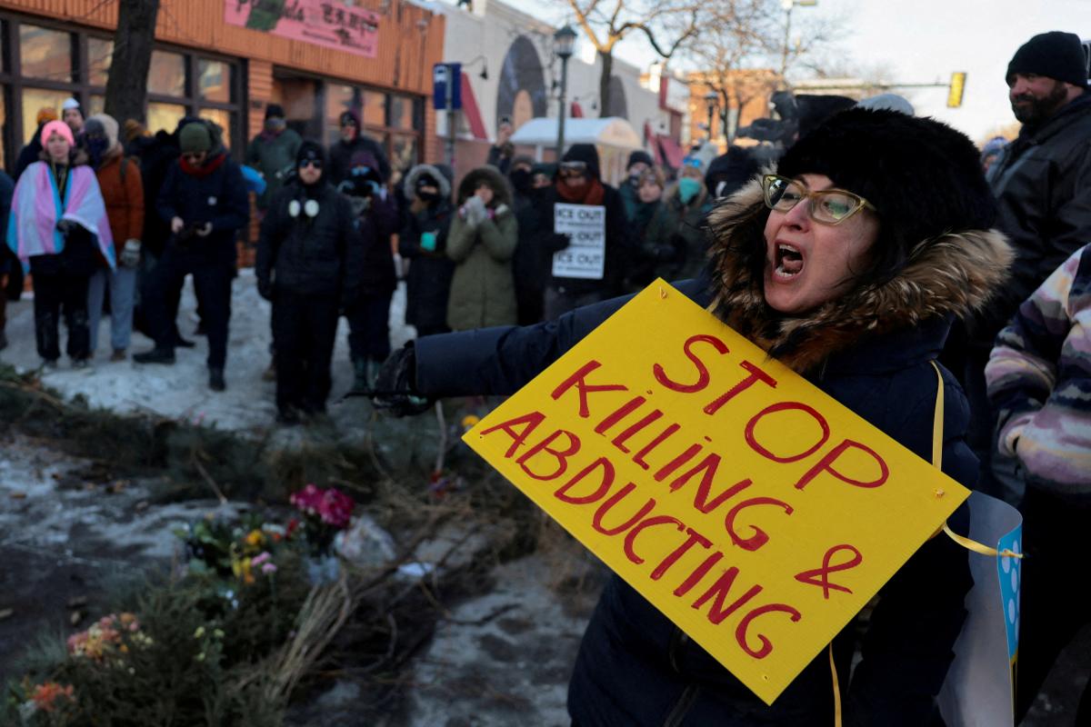 Protesta improvisada en el lugar en el que el enfermero Alex Pretti fue asesinado por el ICE, en Minneapolis, (Minnesota), el 24 de enero de 2026.