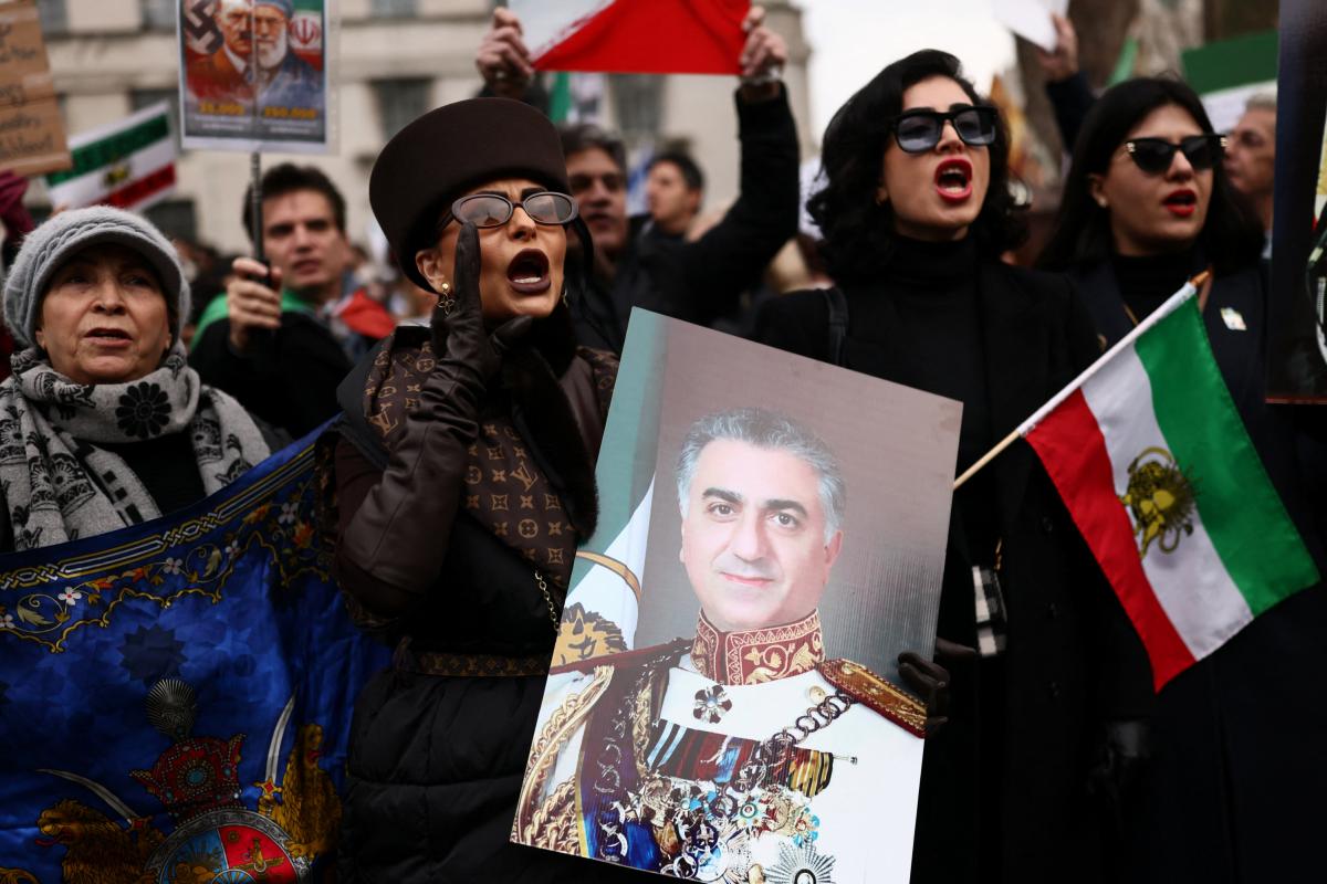 Una mujer sostiene una imagen del opositor iraní Reza Pahlavi durante una manifestación en apoyo a las protestas en Irán, en Londres (Reino Unido), el 25 de enero de 2026.