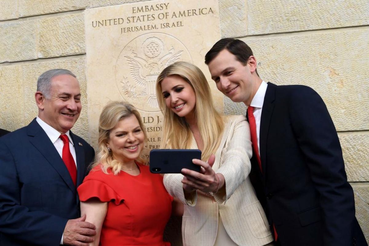 Benjamin y Sara Netanyahu, Ivanka Trump y Jared Kushner se toman un selfie en la inauguración de la embajada de EEUU en Jerusalén, el 14 de mayo de 2018.