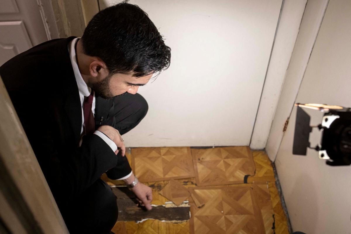 El alcalde de Nueva York, Zohran Mamdani, inspecciona el suelo roto del apartamento de una ciudadana llamada Nadege Romulus, en su primer día en el cargo, el 1 de enero de 2026.